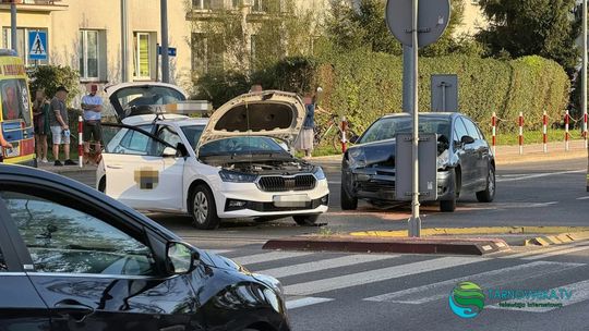 Zderzenie dwóch samochodów na skrzyżowaniu Kołłątaja i Starodąbrowskiej w Tarnowie. Dwie osoby trafiły do szpitala