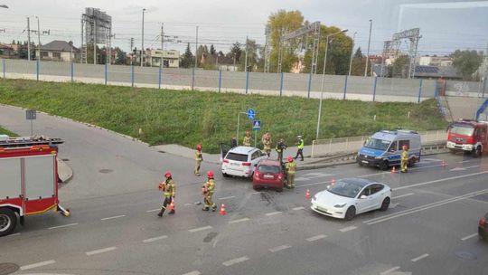 Zderzenie dwóch samochodów osobowych w Tarnowie. Występowały utrudnienia w ruchu