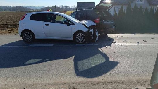 Zderzenie dwóch samochodów w Faściszowej na drodze wojewódzkiej