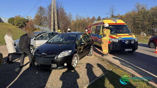 Zderzenie dwóch samochodów w Łękawicy. W jednym z pojazdów małe dziecko Zderzenie dwóch samochodów w Łękawicy. W jednym z pojazdów małe dziecko