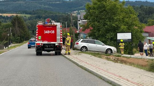 Zderzenie dwóch samochodów w Siedlcach. Jedno z aut wypadło z drogi i spadło ze skarpy