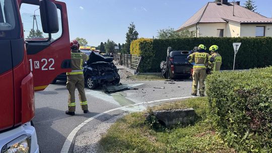 Zderzenie dwóch samochodów w Woli Dębińskiej, jeden dachował. Kobieta przewieziona do szpitala! Zderzenie dwóch samochodów w Woli Dębińskiej, jeden dachował. Kobieta przewieziona do szpitala!