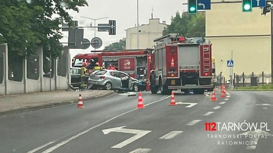 Zderzenie dwóch Volkswagenów w Tarnowie. Dwie kobiety trafiły do szpitala