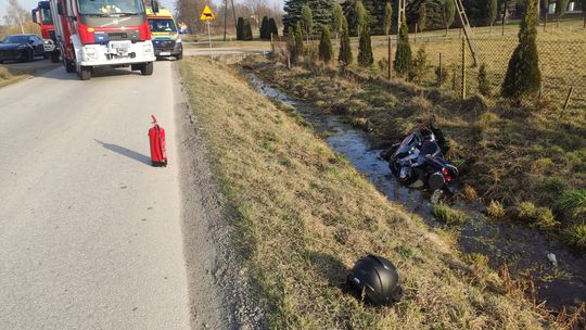 Zderzenie motocykla i samochodu pod Szczucinem. Dwie osoby zostały ranne