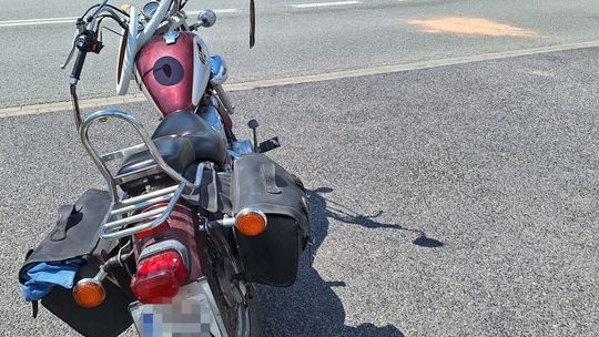 Zderzenie motocykla z busem w Szczucinie. Poszkodowani mężczyzna i 10-letnie dziecko