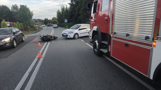 Zderzenie motocykla z samochodem w Czchowie. Motocyklista trafił do szpitala