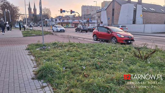 Zderzenie osobówek w centrum Tarnowa Zderzenie osobówek w centrum Tarnowa