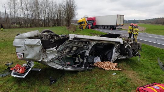 Zderzenie osobówki i dwóch samochodów ciężarowych w Smęgorzowie. 25-latek z audi został zabrany do szpitala