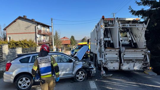 Zderzenie osobówki ze śmieciarką pod Brzeskiem. Jedna osoba w szpitalu!