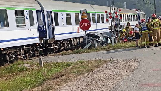 Zderzenie pociągu i samochodu osobowego w Zborowicach. Są osoby poszkodowane!