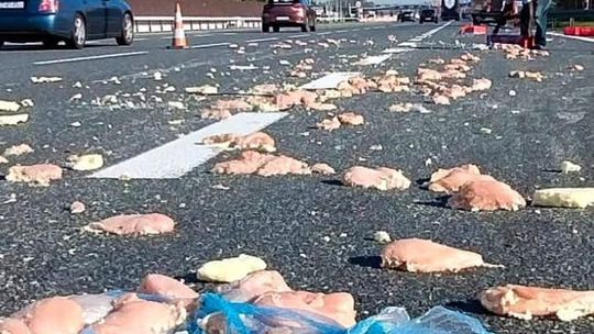 Zderzenie pojazdów na A4. Mięso wysypało się na jezdnie Zderzenie pojazdów na A4. Mięso wysypało się na jezdnie