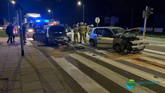 Zderzenie Renault i Opla na DK94 w Zgłobicach. Droga była zablokowana