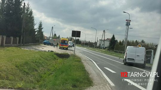 Zderzenie samochodów na DK73 w Brzozówce. Droga całkowicie zablokowana