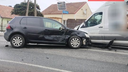 Zderzenie samochodów na Nowodąbrowskiej w Tarnowie. Droga zablokowana