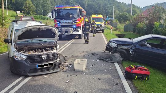 Zderzenie samochodów pod Zakliczynem, dwie osoby trafiły do szpitala