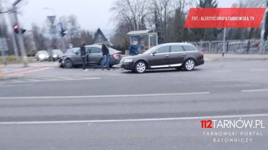 Zderzenie samochodów u zbiegu Spokojnej i Krzyskiej w Tarnowie
