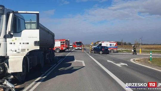 Zderzenie samochodu osobowego i ciężarowego na obwodnicy Szczurowej. Jedna osoba ranna Zderzenie samochodu osobowego i ciężarowego na obwodnicy Szczurowej. Jedna osoba ranna