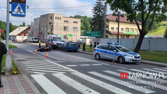Zderzenie samochodu osobowego i motocykla w Rzepienniku Strzyżewskim. Dwie osoby trafiły do szpitala