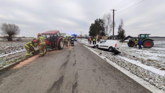 Zderzenie samochodu osobowego z ciągnikiem rolniczym w powiecie dąbrowskim
