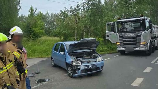 Zderzenie samochodu osobowego z ciężarowym. Dziecko trafiło do szpitala