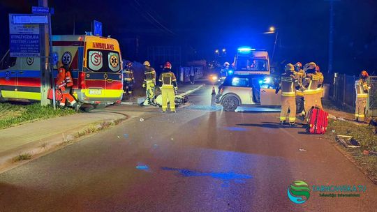 Zderzenie samochodu z motocyklem w Koszycach Małych. Ranny motocyklista, droga zablokowana