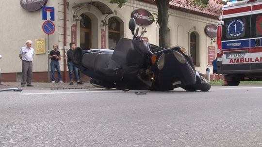 Zderzenie skutera z samochodem osobowym