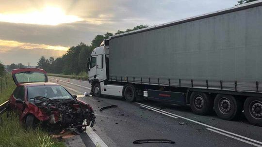 Zderzenie tira i osobówki na obwodnicy Dąbrowy Tarnowskiej. Jedna osoba w szpitalu