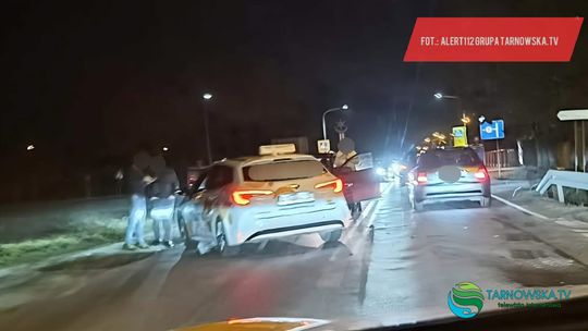 Zderzenie trzech pojazdów na wjeździe do Tarnowa, tworzą się ogromne korki