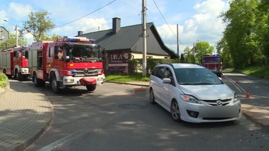 Zderzenie trzech pojazdów przy skrzyżowaniu ul. Zbylitowskiej i Spacerowej. Kobieta w ciąży została zabrana do szpitala