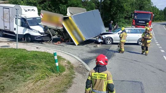Zderzenie trzech pojazdów w Woli Żelichowskiej. Utrudnienia na drodze wojewódzkiej 973. Jedna osoba w szpitalu