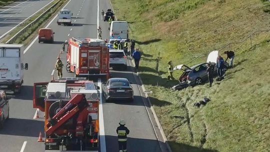 Zderzenie trzech samochodów na autostradzie. Jeden wypadł na pas zieleni Zderzenie trzech samochodów na autostradzie. Jeden wypadł na pas zieleni