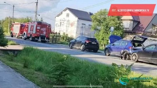 Zderzenie trzech samochodów na ul. Nowodąbrowskiej w Tarnowie. Wśród podróżujących dziecko