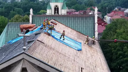 Zerwany dach na kościele i podtopione budynki w Brzesku Zerwany dach na kościele i podtopione budynki w Brzesku