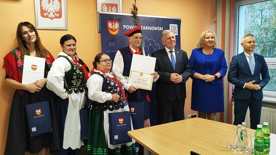 Zespół ludowy z Kowalowej otrzymał nagrodę powiatu tarnowskiego