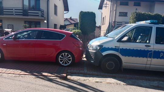 Zgłobice. Opel stoczył się na radiowóz, zostawił go pijany kierowca