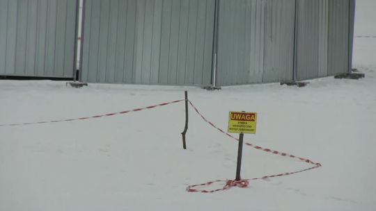 Ziemia zapadła się na środku stadionu. Wyrwa ma 10 metrów średnicy