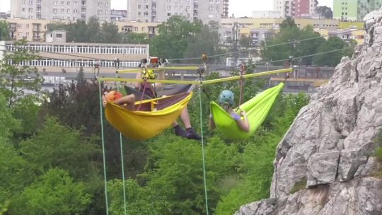 Zjazd tyrolką lub odpoczynek w hamaku zawieszonym 40-metrów nad ziemią. Festiwal sportów ekstremalnych w Kielcach