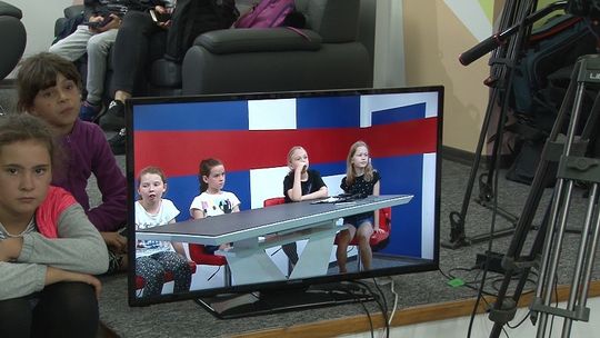 Zobaczyli telewizję „od kuchni”. Wakacyjna wizyta dzieci w naszej redakcji 