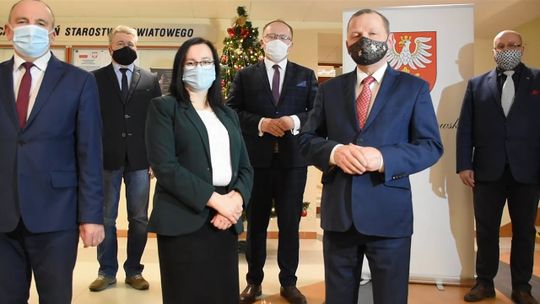 Życzenia świąteczne od przedstawicieli Samorządu Powiatu Dąbrowskiego