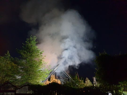 Nocny pożar budynku w Karwodrzy