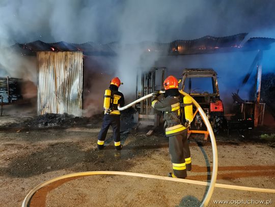 Nocny pożar w Burzynie. Spłonął zakład stolarski i maszyny rolnicze [ZDJĘCIA]