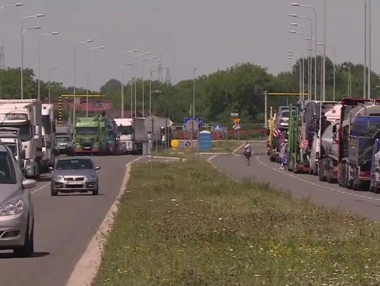 Wielokilometrowe kolejki do polsko-ukraińskich przejść granicznych. Kończy się czas bezcłowego sprowadzania samochodów Wielokilometrowe kolejki do polsko-ukraińskich przejść granicznych. Kończy się czas bezcłowego sprowadzania samochodów