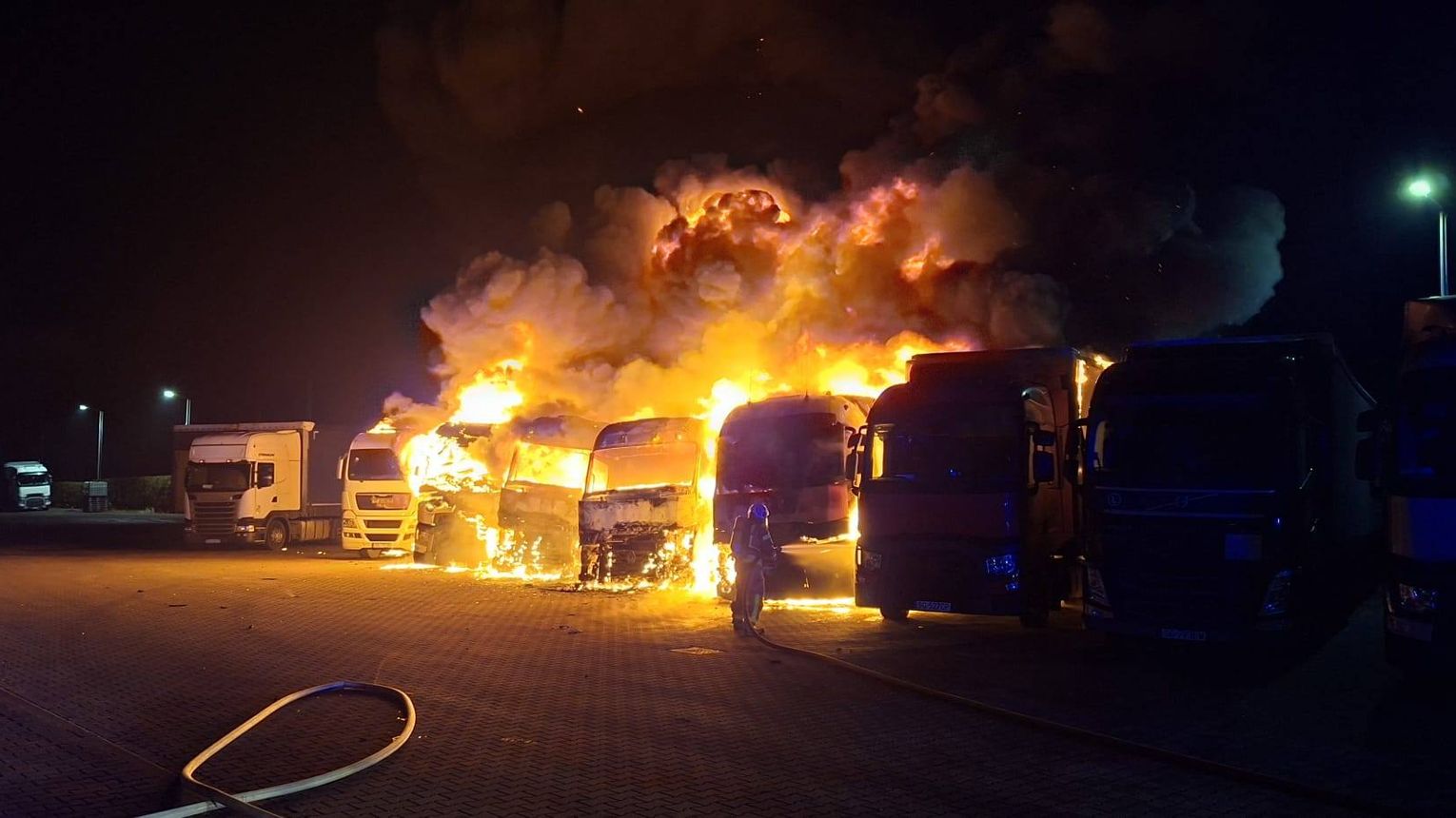 8 samochodów uległo spaleniu na śląsku. Sprawę bada policja