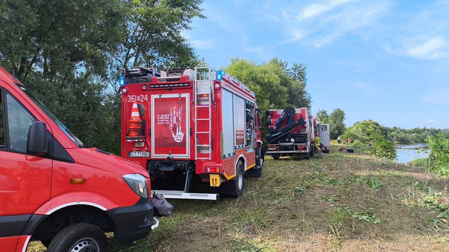 Akcja poszukiwawcza na Dunajcu w Łukanowicach, do rzeki wpadł ciągnik i operator