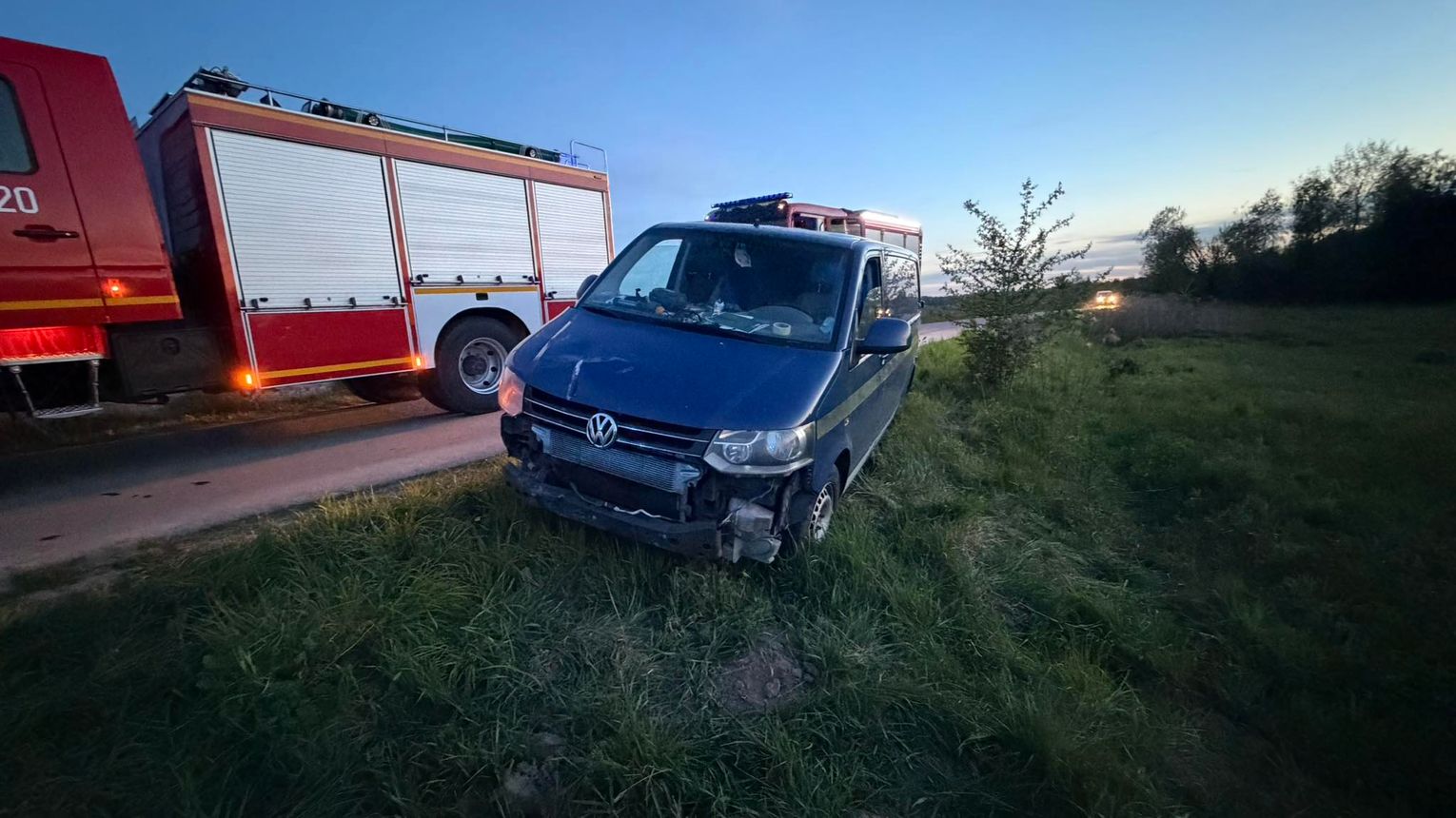 Akcja służb w Szarwarku! Rozbity Volkswagen, pijany mężczyzna i tajemnica: kto prowadził?