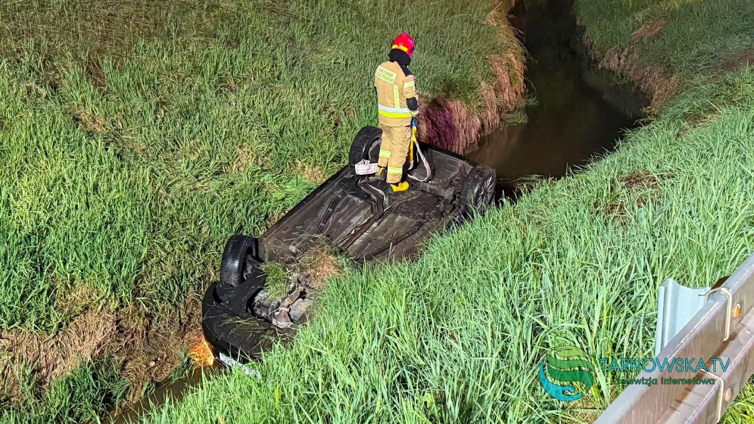 Auto wpadło do rzeki pod Tarnowem, stanęło na dachu, podróżowały nim cztery młode osoby