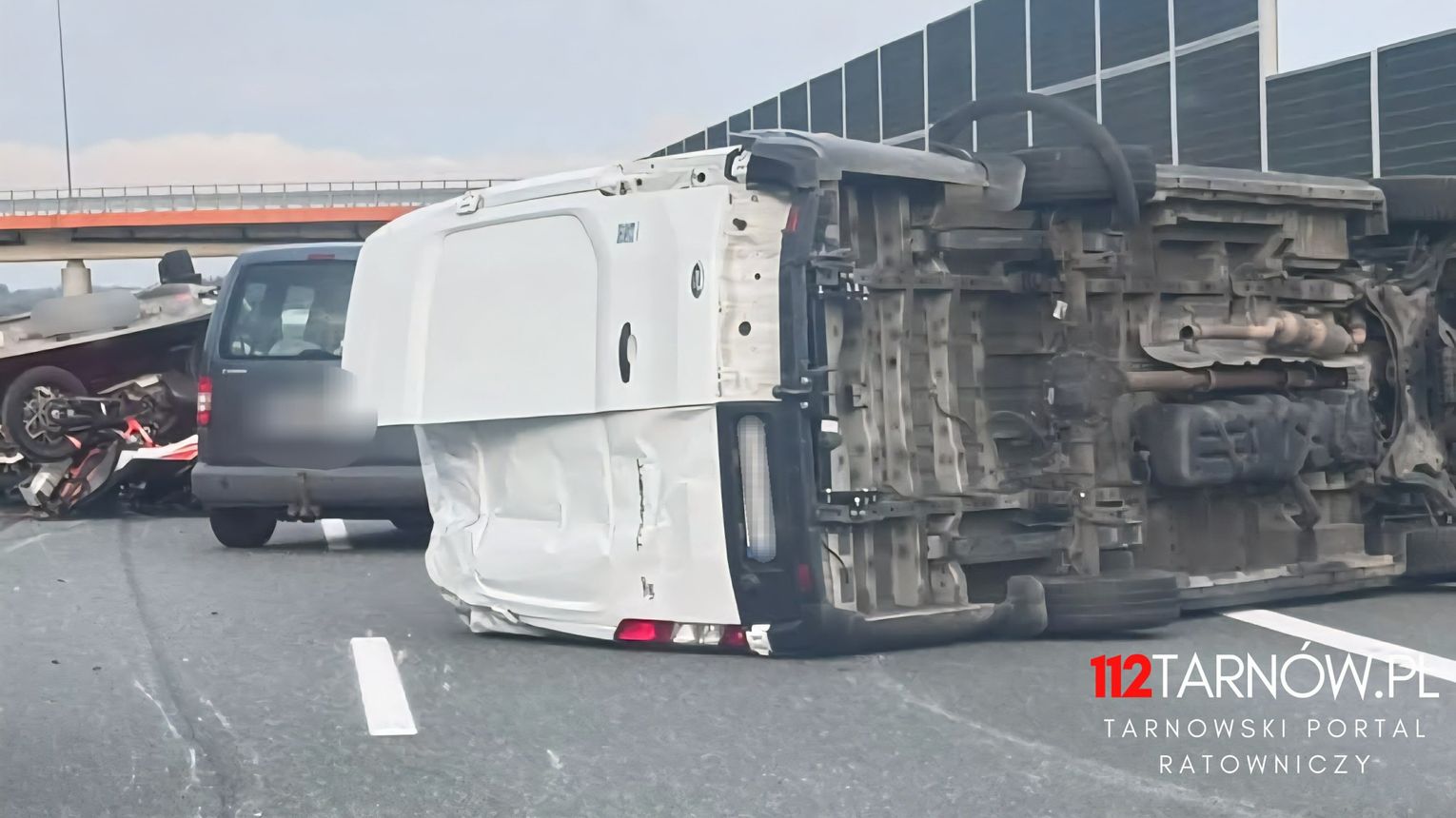 Autostrada zablokowana po zderzeniu dwóch pojazdów pod Brzeskiem