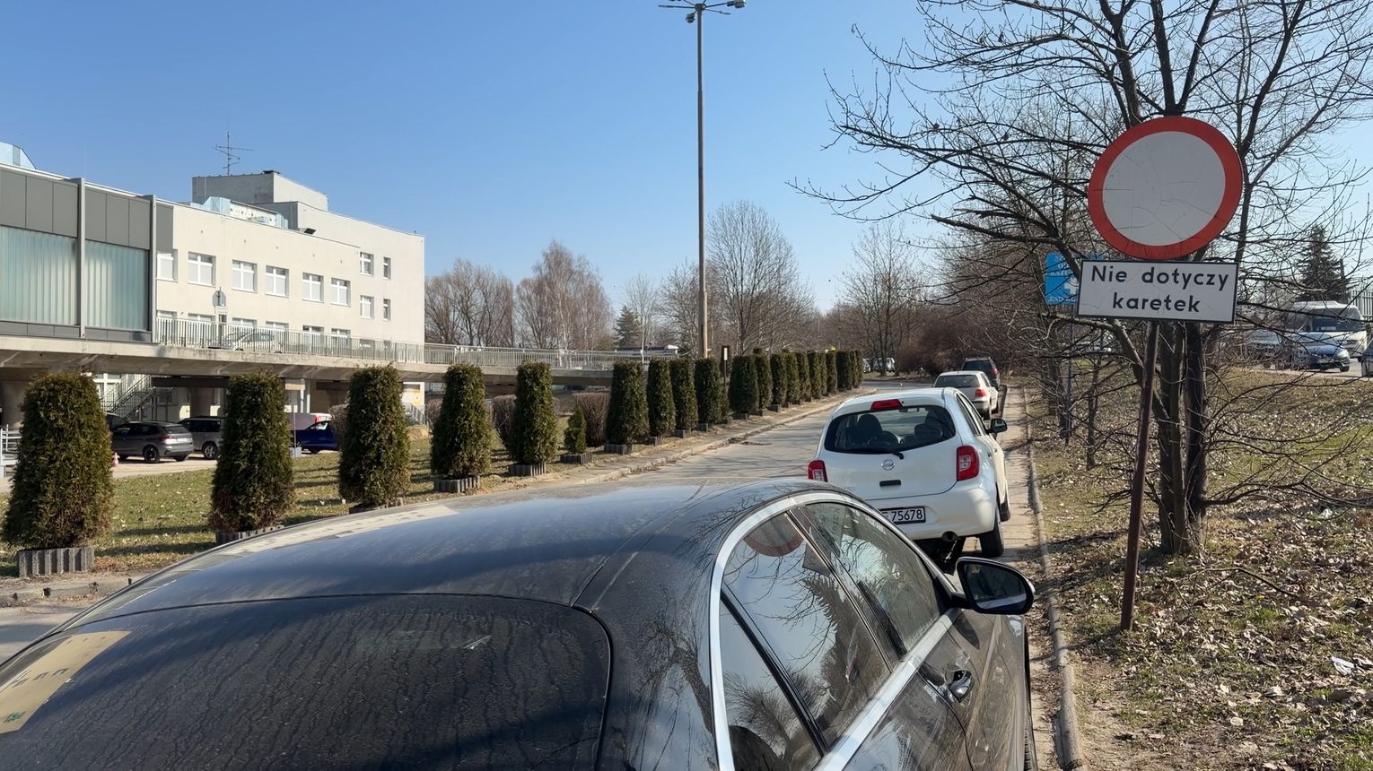 Blokują dojazd do SOR dla pozornych oszczędności. Straż Miejska interweniuje codziennie