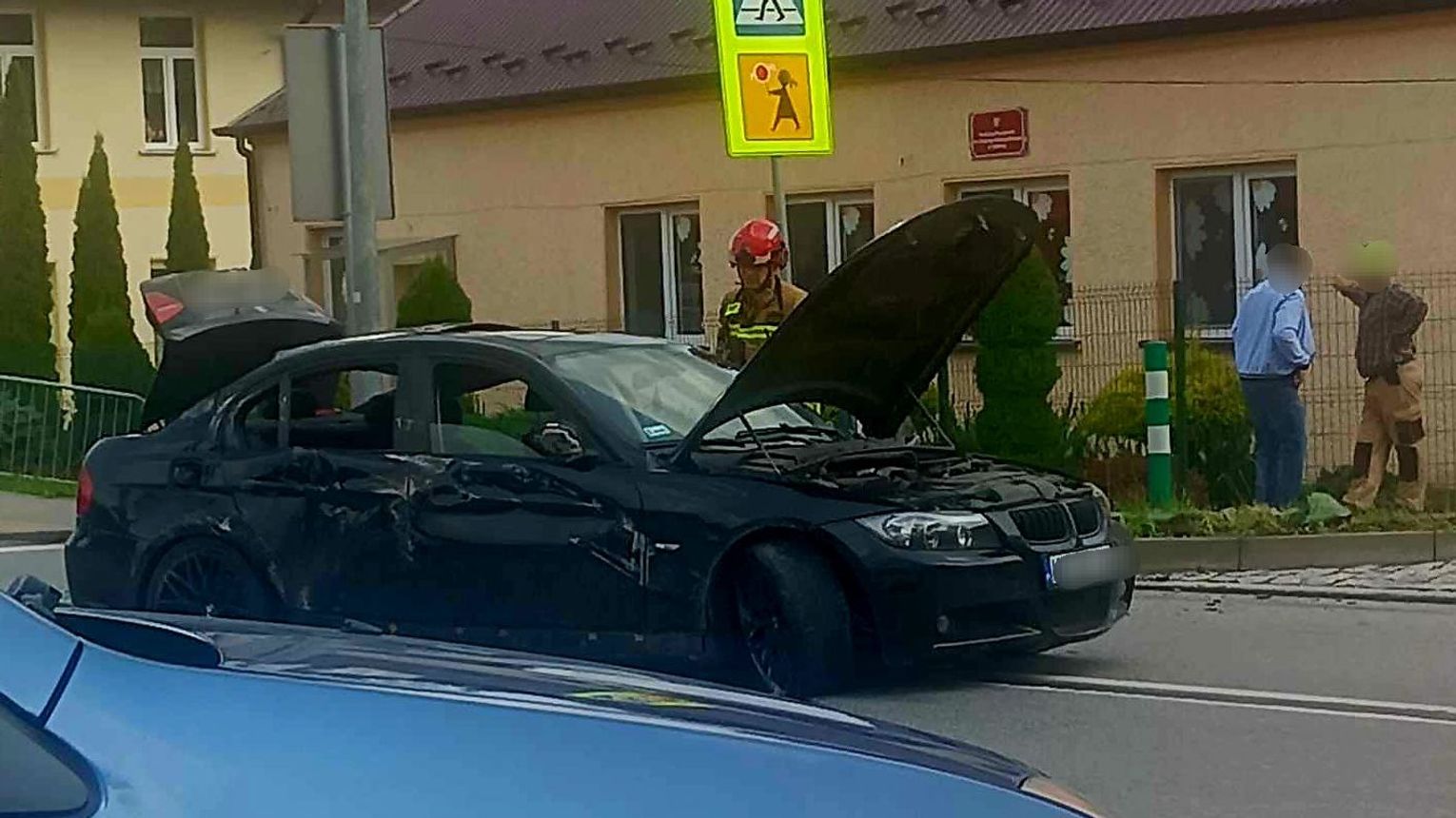 BMW dachowało w Tymowej. Na drodze wojewódzkiej nr 966 występują utrudnienia