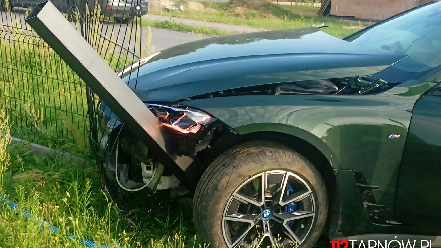 BMW wjechało w ogrodzenie w Lisiej Górze. Kierowca trafił do szpitala